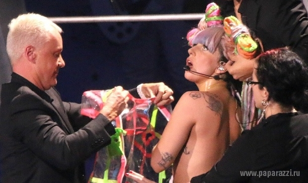 В сети появилось видео, где Леди Гага полностью обнажилась на сцене