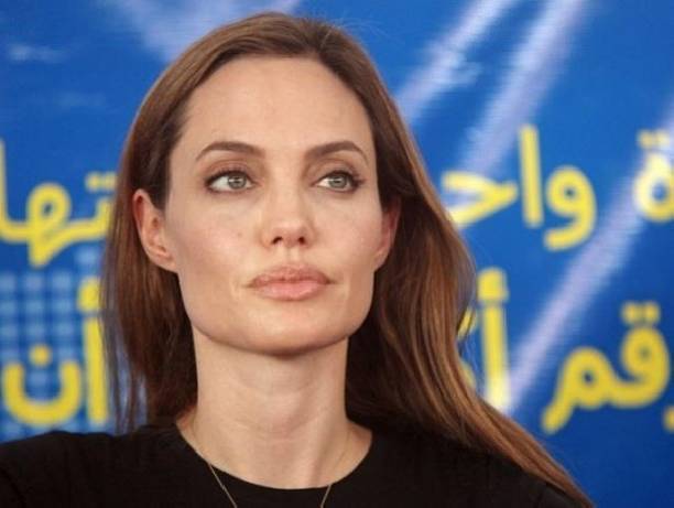 Анджелина Джоли скрыла свою худобу в объемном полупрозрачном платье
