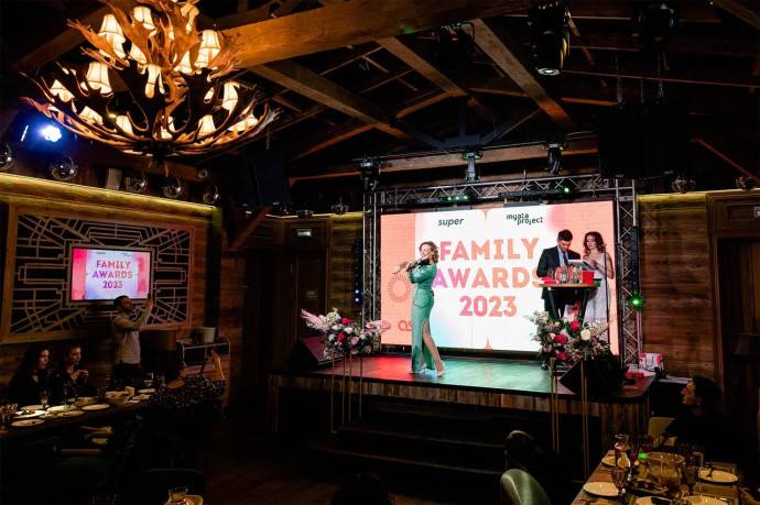 Счастливые пары, мамы и папы в одном флаконе. Как прошла церемония вручения премии Family Awards 2023. ТОП фото звездных гостей