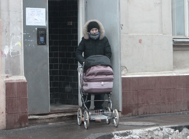 Надя Михалкова одна управляется с ребенком