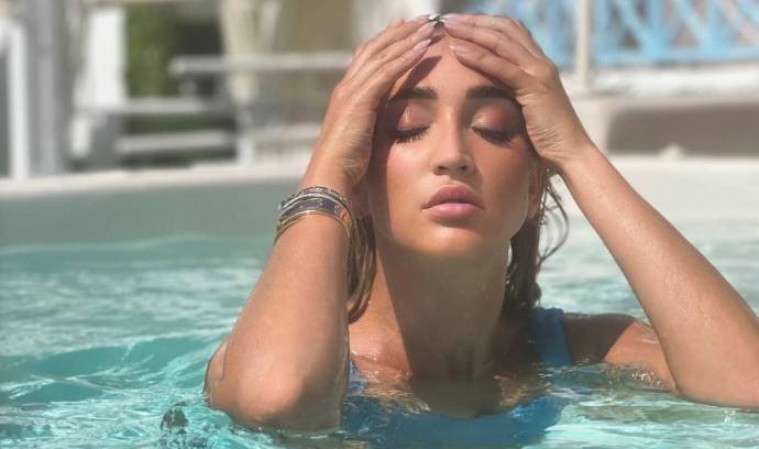 "Сразу бы на уши натянула": Ольга Бузова устроила эротический заплыв в бассейне, отдыхая в Греции