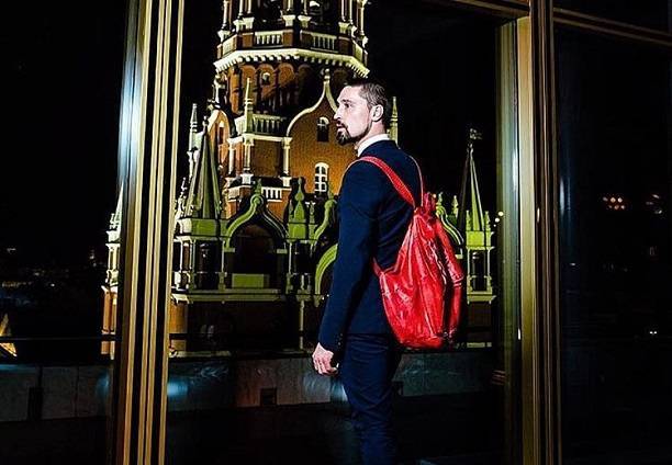 На юбилее Филиппа Киркорова Дима Билан не снимал со спины красного рюкзака