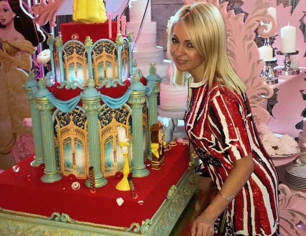 Яна Рудковская пришла на день рождения дочки Филипп Киркорова в вульгарных красных сапожках