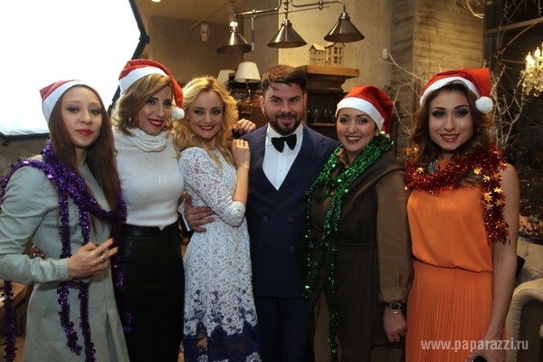 Участники шоу «Голос» во главе с Еленой Максимовой сняли новогодний клип 