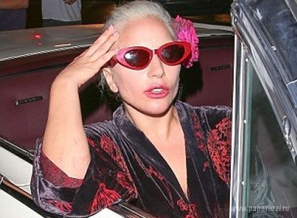 Нетрезвая Леди Гага вышла из ресторана в халате и упала на свой автомобиль