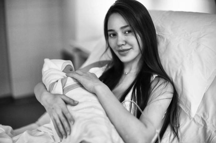 Анастасия Костенко устроила фотосессию с новорожденной дочерью через 2,5 часа после родов