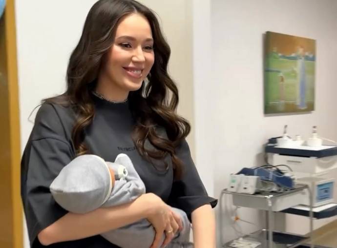 Многодетная мать Анастасия Костенко уже учит своих дочек кормить детей грудью