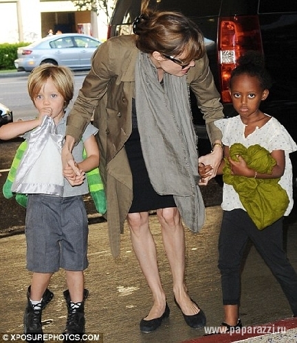 Анджелина Джоли с детьми переехала в Венгрию