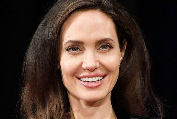 Анджелина Джоли для выхода в свет выбрала довольно откровенное платье