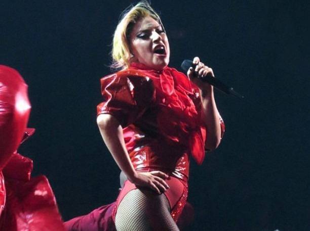 Леди Гага всё больше смущает фанатов беременным животиком
