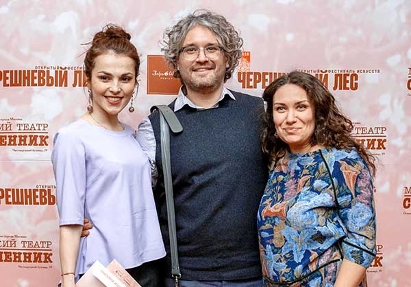 На юбилее театра «Современник» Сати Казанова обнималась с новым мужчиной На юбилее театра «Современник» Сати Казанова обнималась с новым мужчиной