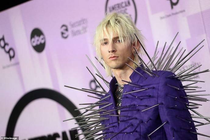 - :    Machine Gun Kelly     ,   Maneskin      American Music Awards