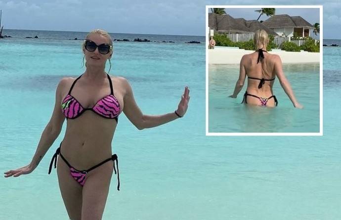 «Мне очень хочется поделиться с Вами красотой»: Анастасия Волочкова показала поклонникам мальдивские пляжи, шпагат и свою попу