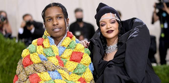 "Стиль папуасов": Рианна и ASAP Rocky появились на музыкальном фестивале в экзотичных костюмах