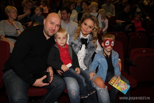 Ксения Новикова пришла на детский спектакль со своим другом Алексеем