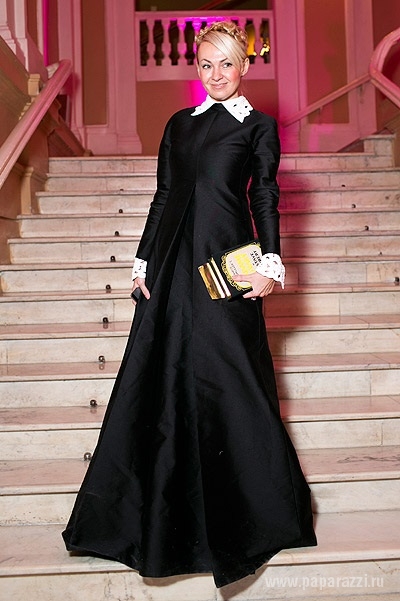 Яна Рудковская примерила платье монашки