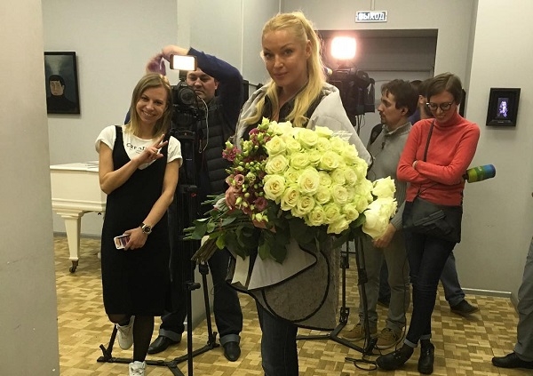 Анастасия Волочкова уединилась с загадочным кавалером после очередного концерта