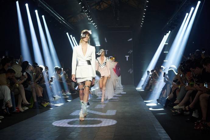  гравитации antonio martino couture представил топ-10 странных моделей 