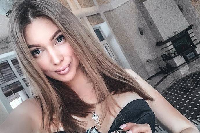Евгения Феофилактова вывалила большую грудь во время эротической фотосессии