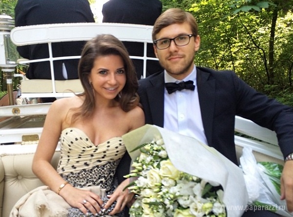 Галина Юдашкина расписалась с женихом, но отложила свадьбу на год