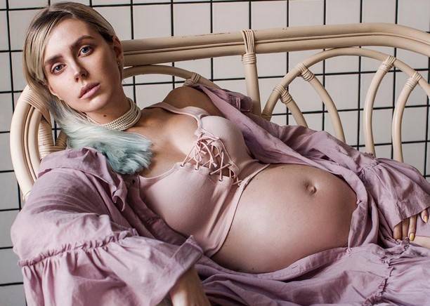 Саша Холидей поделилась с поклонниками новым синглом и новостью о беременности