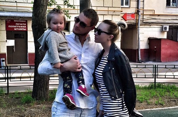 Александр Задойнов признался, что спит с Элиной Камирен Александр Задойнов признался, что спит с Элиной Камирен