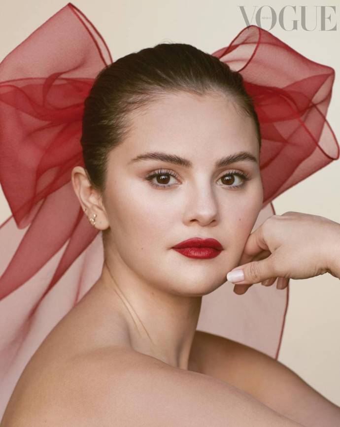 Селена Гомес одновременно попала на обложку Vogue и в объективы папарацци: почувствуйте разницу