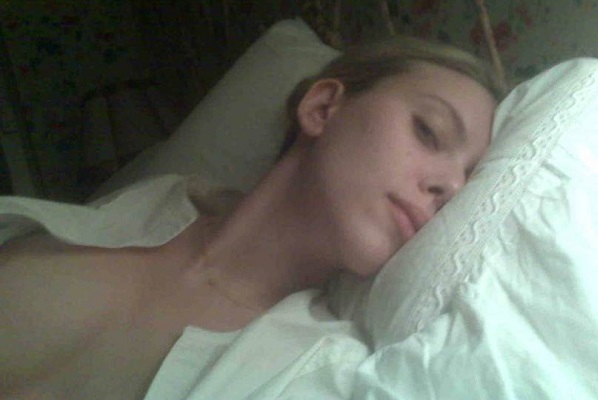 Фото, украденное хакерами: Голая Скарлетт Йоханссон нежится в кровати