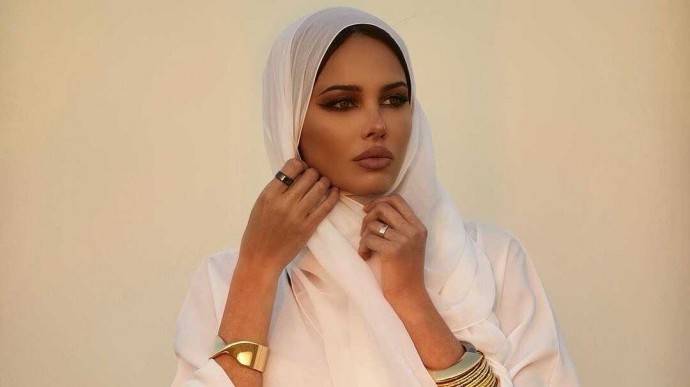 Скромная мусульманка Анастасия Решетова с глубоким декольте и своим арабским любовником пришла на вечеринку в Дубае