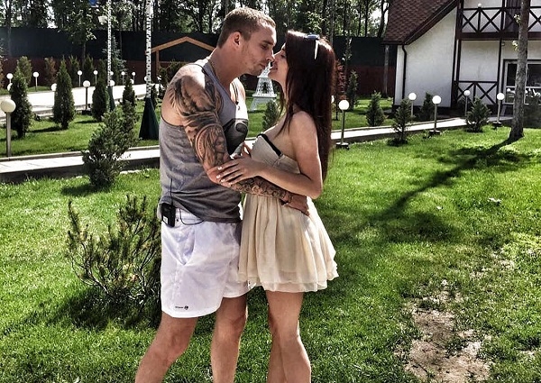 Саша Гозиас и Константин Иванов поженились прямо в изоляторе 