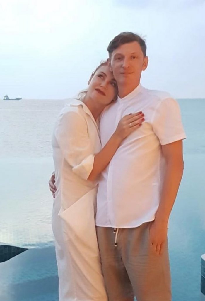 Ляйсан Утяшева белое платье третья беременность и Павел Воля 2019
