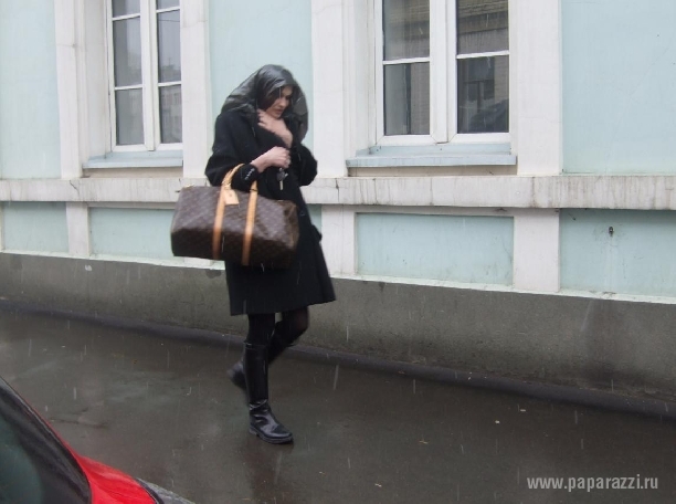 Алена Водонаева надела мешок для мусора вместо шляпки