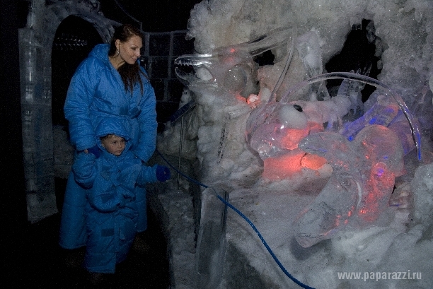 Наталья Бочкарева в середине лета сводила детей в Музей льда