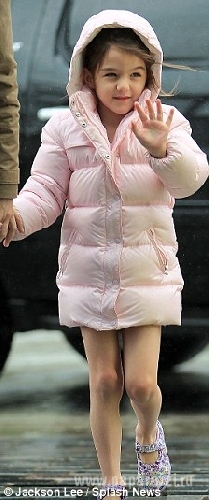 Дочь Тома Круза снова гуляет по улицам с голыми ногами