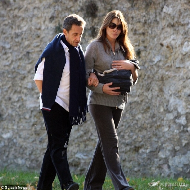 Карла Бруни и Николя Саркози прогулялись с новорожденной дочкой