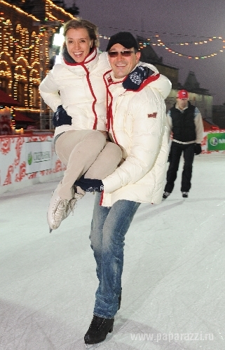 Егор Бероев носит жену на руках