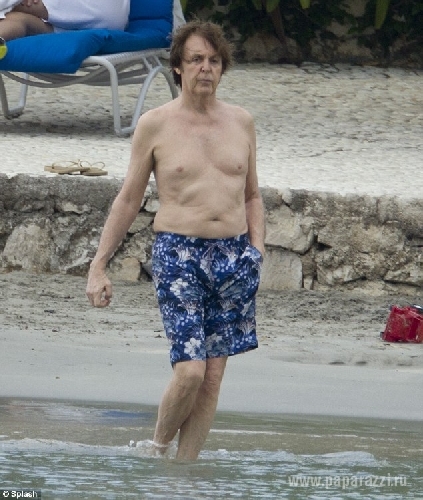51-летняя супруга Пола Маккартни показала модельную фигуру на пляже