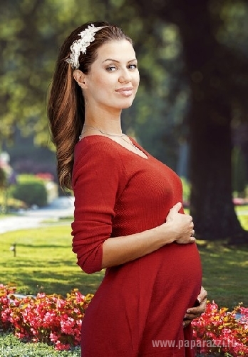 Виктория Боня наконец-то показала беременный животик