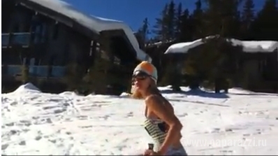 Певица Глюкоза прокатилась на лыжах в купальнике