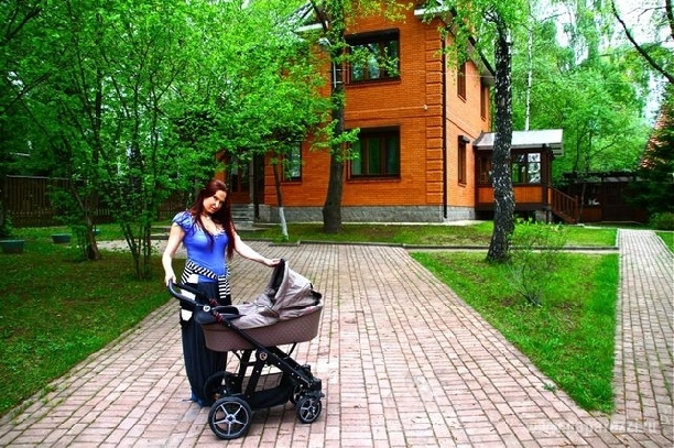 Эвелина Блёданс на прогулке с сыном. Первые фото