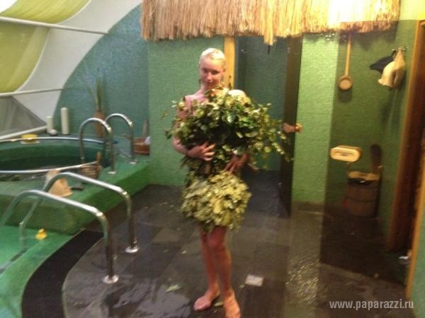 Анастасия Волочкова посадила дочку на шпагат