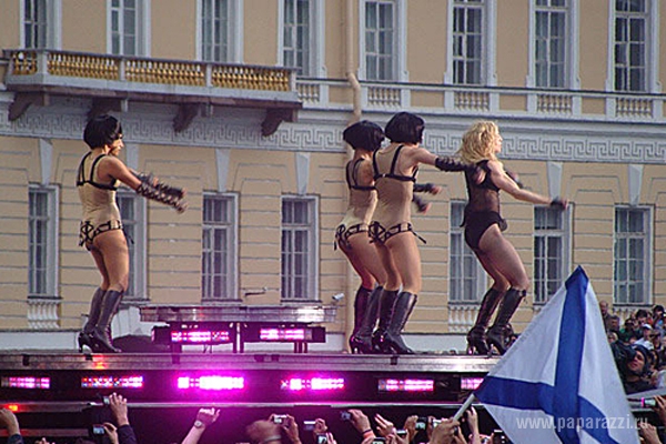 Оскорбленные граждане из Санкт Петербурга хотят засудить Мадонну на 333 000 000 рублей