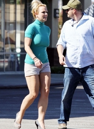 Бритни Спирс вышла из дома в нелепом виде: целлюлит, шорты и голубые волосы (ФОТО)