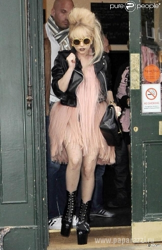 Леди Гага не может ходить