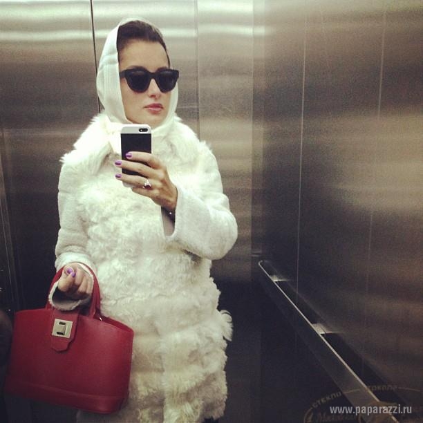 Ирена Понарошку катается в лифте в купальнике