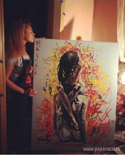 Корнелия Манго готовит выставку своих картин и фотографируется в туалете