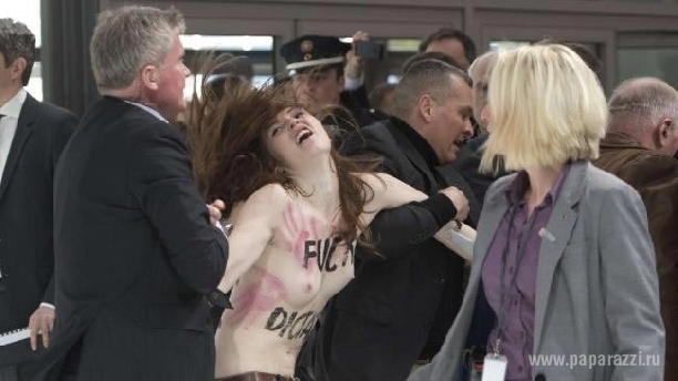 Активистки движения FEMEN показали Путину сиськи