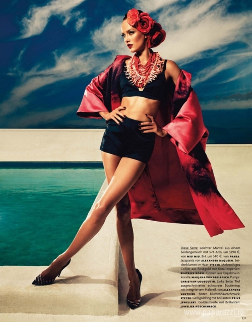 Кармен Педару в красочной ретро-фотосессии для Vogue Germany