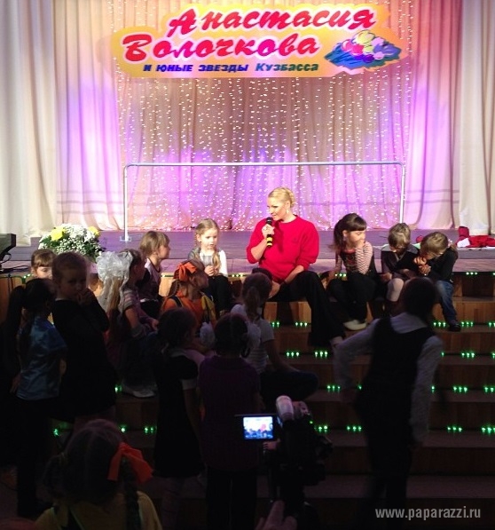 Анастасия Волочкова танцевала перед детьми, превозмогая боль