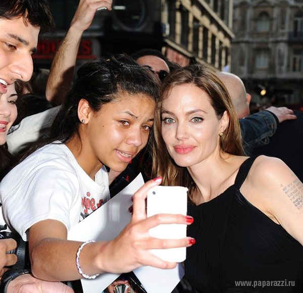 Джоли впервые вышла в свет после операции по удалению груди!